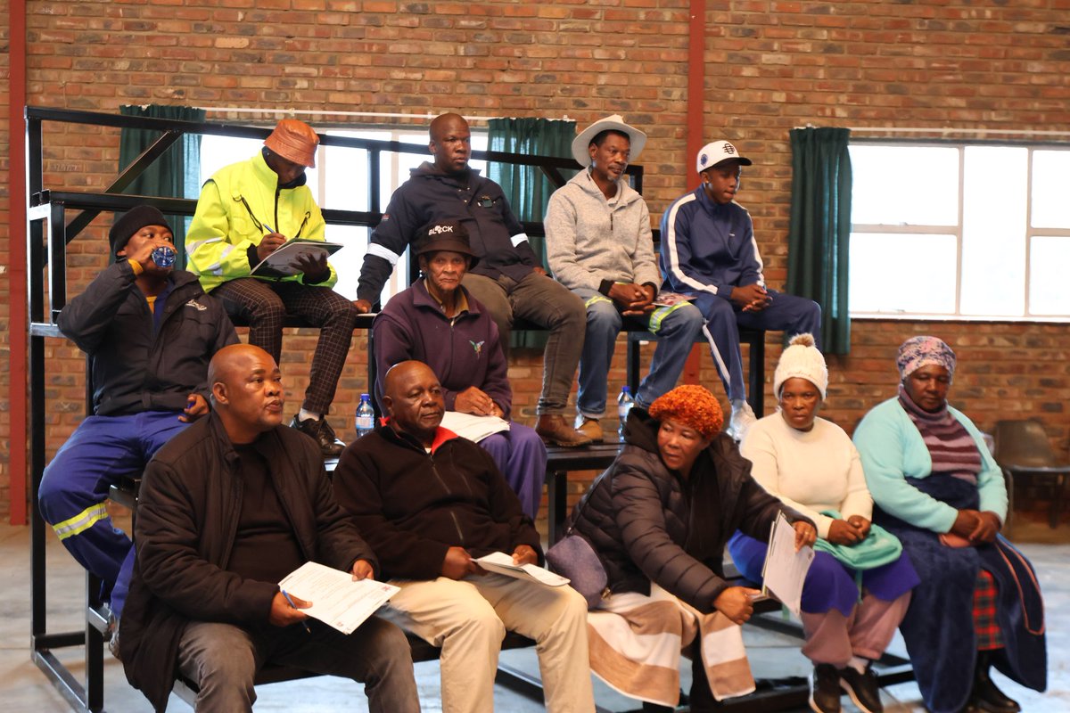 nwpg_dard's tweet image. FMD awareness is underway at Wolmaransstad Show Grounds 🌧️🐄
Farmers showed up despite the rain to learn how to protect their livestock.
Led by the Veterinary Office in Wolmaransstad.
#FMDAwareness #KnowledgeIsPower