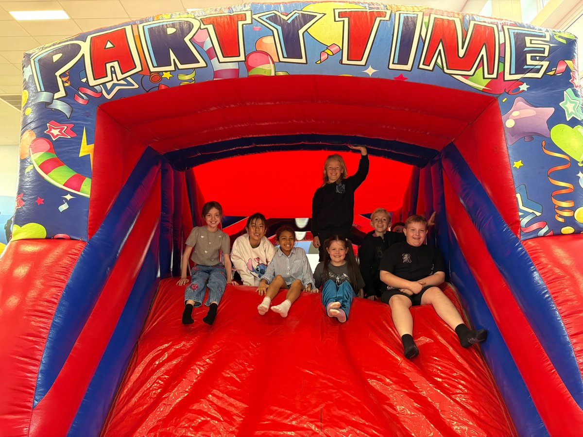 Leechapelsch's tweet image. Year 4 are having a blast on the inflatables 🤩

#weareleechapel #inflatables