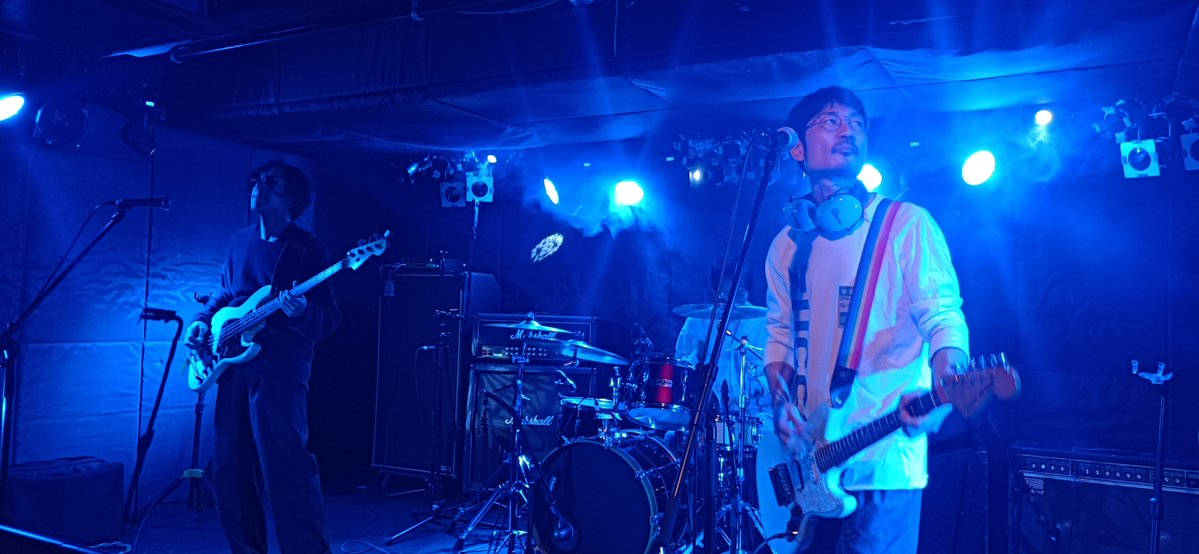 ruro_tabi's tweet image. 数十年ぶりのライブハウス復帰 2週に渡り下北沢で
アルフィーから育ったノンジャンル耳で
雑想・ベンチウォーマーズ・Tri-Uncle・No Station…
などのインディーズオムニバスを満喫中
おもちゃ箱ひっくり返したみたいな毎回が最高で
楽しめてるボクが自慢😆

#バンド #インディーズ