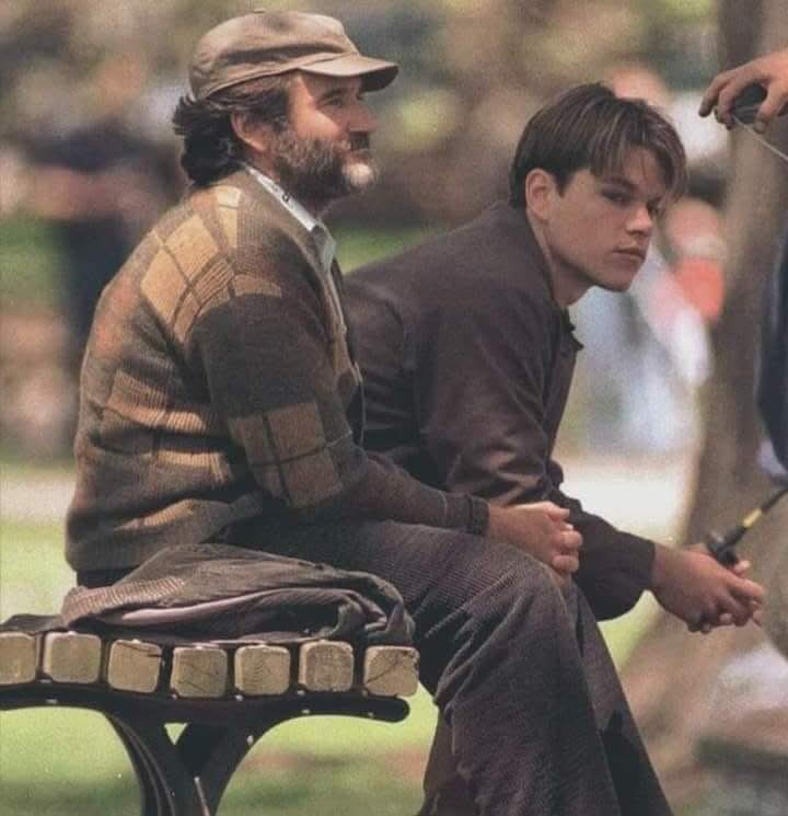 Un vieil homme était assis sur un banc, une jeune personne vint vers lui et lui demanda :
- Vous souvenez-vous de moi, professeur ?
le vieil homme répond : NON !
Le jeune homme lui dit qu'il était son ancien élève.
- Le vieux enseignant : Ah ! Que devient-tu ? Que fais-tu dans la