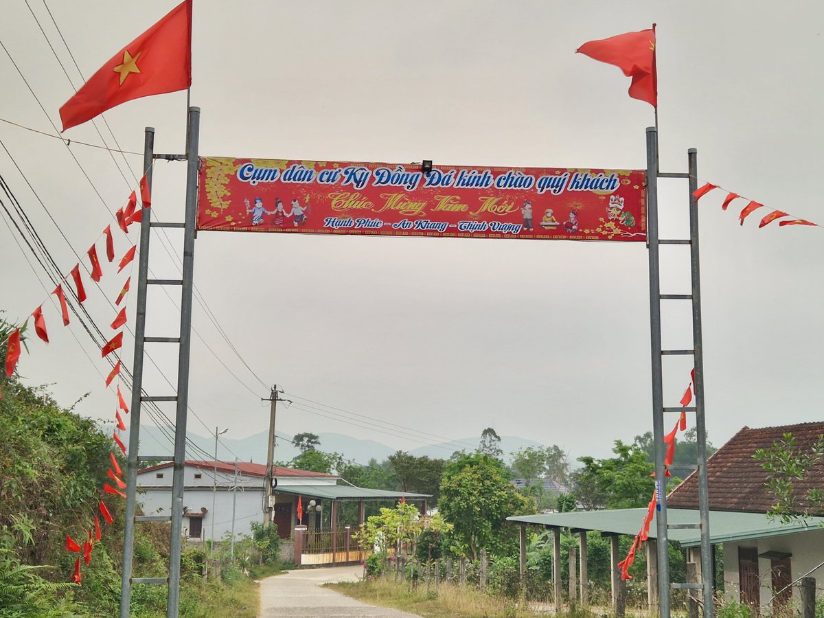 Sukani123's tweet image. Durch ein Dorf in #Vietnam laufen heißt, alle lachen dich an, sagen Hallo, viele Kinder fragen, What's your name? Die Häuser stehen weit auseinander, haben große Gärten, Bananen, Jackfruit, viel Gemüse. Die Natur ist freigiebig. 
Es gibt Nahrung in Hülle und Fülle vor der Tür.