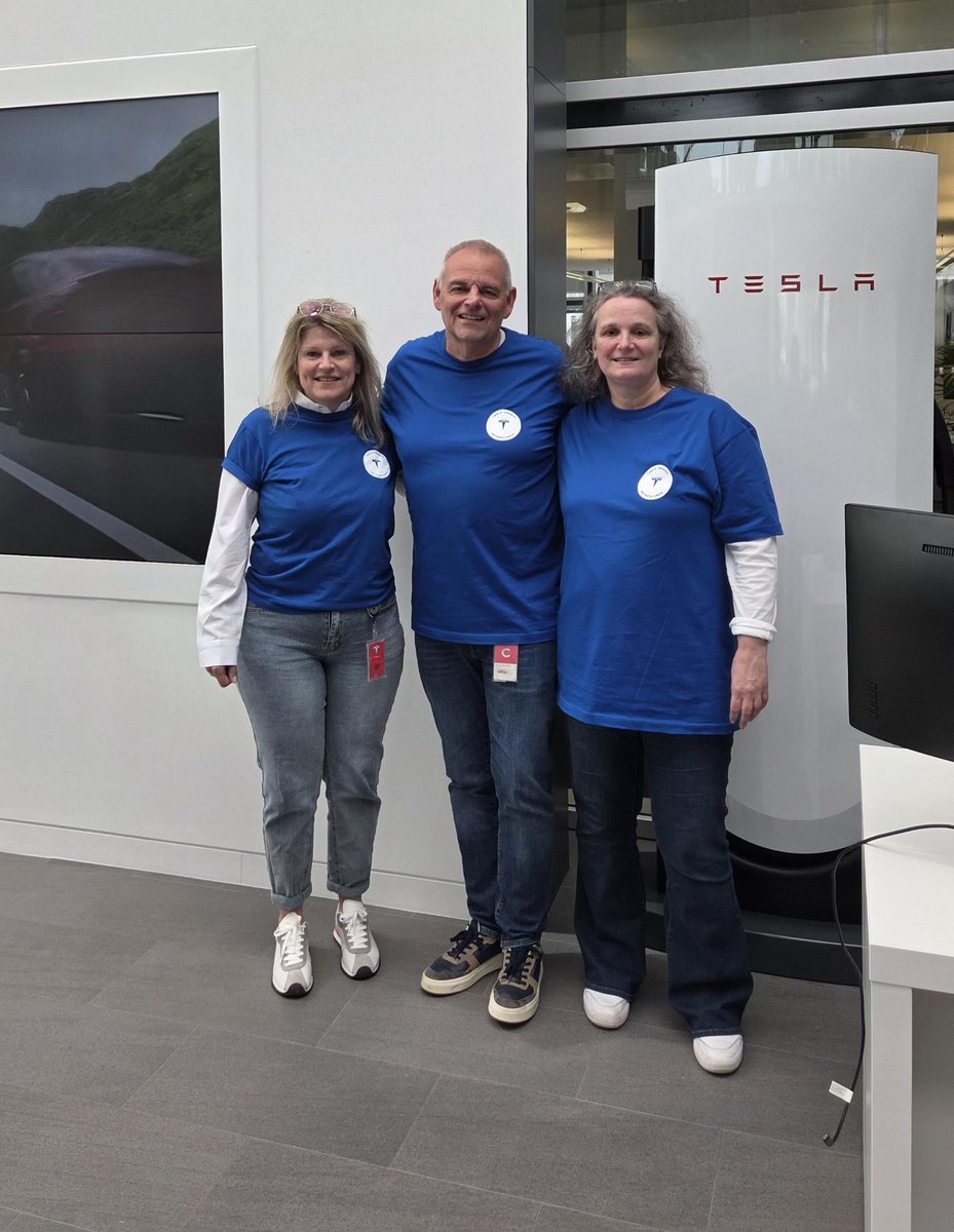Vandaag en morgen helpen een aantal van onze vrijwilligers bij de eerste FSD (Supervised) proefritten - waar je dus zélf achter het stuur mag ‘supervisen’ - bij @tesla Amsterdam. Historisch moment en een top dag! 🫶🏻🇳🇱😎
<a href="/teslaeurope/">Tesla Europe, Middle East & Africa</a>