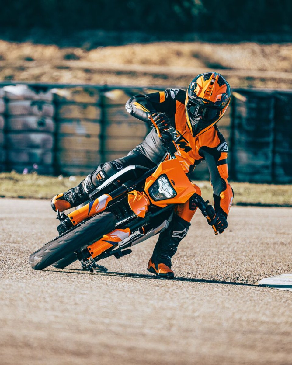KTM_UK's tweet image. Sending it into the weekend on the KTM 390 SMC R.✊💨

Experience small-capacity Supermoto feels at the ORANGE TEST RIDE TAKEOVER. 

Hit the link to book your ride. brnw.ch/21x1Gqu

#KTM #ReadyToRace #Supermoto #KTM390SMCR #SuperSaturday