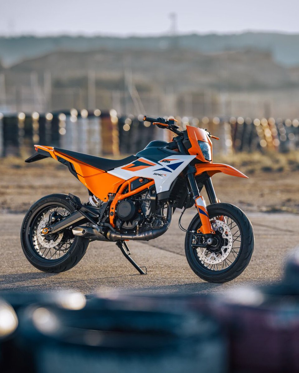 KTM_UK's tweet image. Sending it into the weekend on the KTM 390 SMC R.✊💨

Experience small-capacity Supermoto feels at the ORANGE TEST RIDE TAKEOVER. 

Hit the link to book your ride. brnw.ch/21x1Gqu

#KTM #ReadyToRace #Supermoto #KTM390SMCR #SuperSaturday