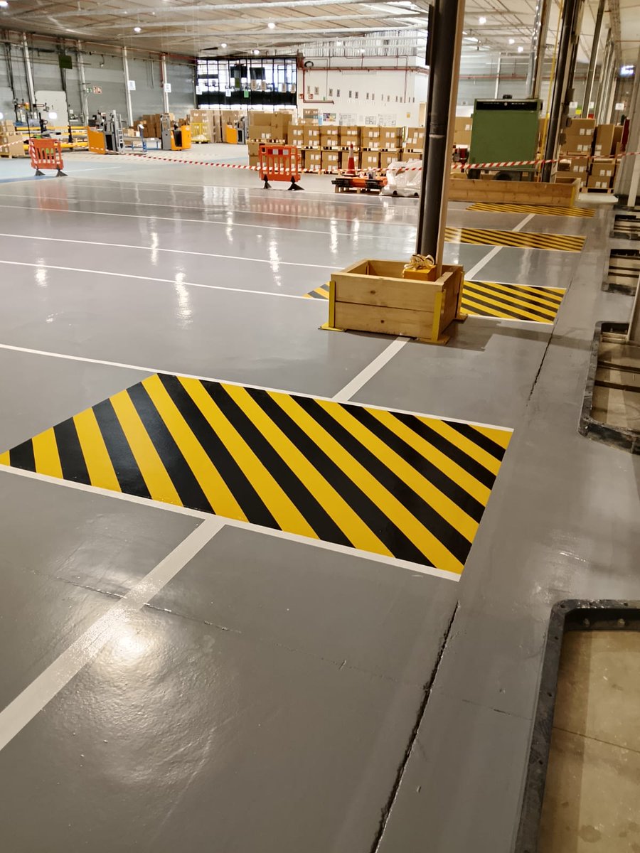 PINVISA's tweet photo. Tras la imprimación, completamos en @adidas #Caspe con nuestro FL11 PV. Un epoxi autonivelante 100% sólidos,  diseñado para soportar tráfico pesado y vertidos químicos. Resistencia mecánica para un pavimento industrial de alta durabilidad.
https://t.co/dfaZANErTE #pinturastobeña https://t.co/ZDlRr2GYRa