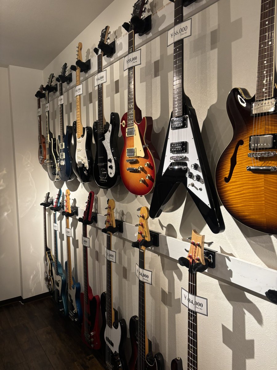 custom_en's tweet image. 本日もお問合せ、お越しいただいた皆様、本当に有難うございます。
明日(18日)も通常営業となります。
皆様のご来店、心よりお待ちしております。

#gen #ギター #ベース #ドラム #リペア 

(商品や修理のお問合せに関しましてはDM、Telにて)