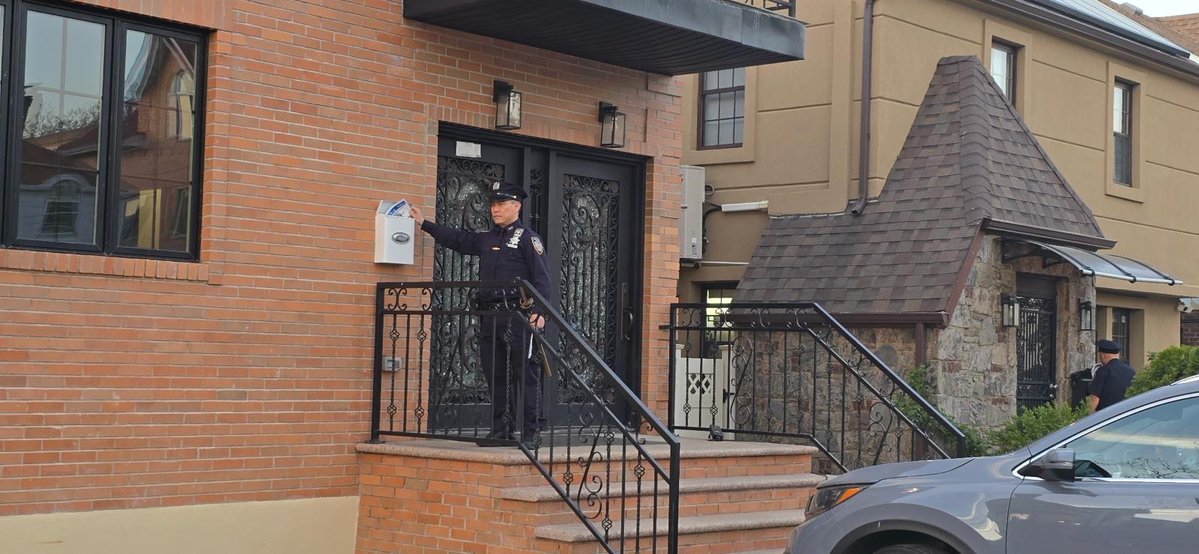 NYPD109Pct's tweet image. 👮‍♂️ Our 109 Auxiliary Officers were out in force yesterday! Beyond patrolling, they’ve been hitting the streets to chat with neighbors and share vital burglary prevention tips. Education is our best defense! 🏠🔒 #CommunityPolicing #CrimePrevention #PublicSafety