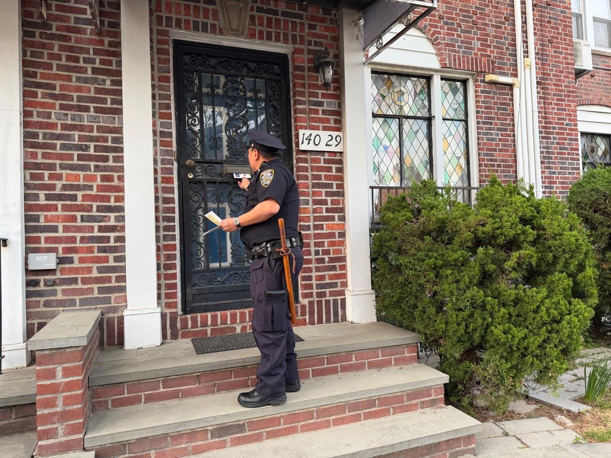 NYPD109Pct's tweet image. 👮‍♂️ Our 109 Auxiliary Officers were out in force yesterday! Beyond patrolling, they’ve been hitting the streets to chat with neighbors and share vital burglary prevention tips. Education is our best defense! 🏠🔒 #CommunityPolicing #CrimePrevention #PublicSafety