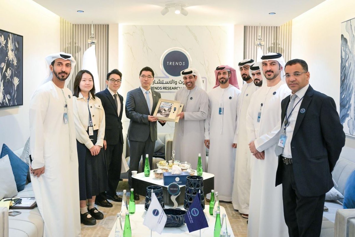 MohamedAlali72's tweet image. During a discussion session hosted by #TRENDS Research &amp;amp; Advisory, H.E. Young-joon Choi, Minister Counselor at the Embassy of the Republic of #Korea to the UAE, focused on research cooperation and its role in anticipating and interpreting developments, as well as contributing to