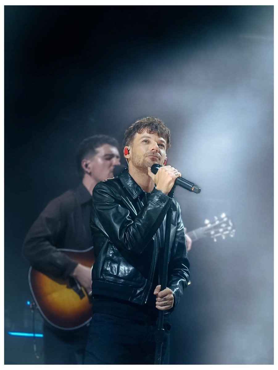 WhyLarryIsReal tweet media