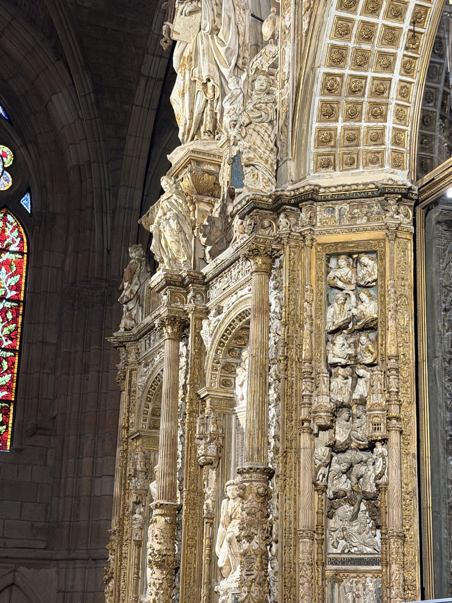 Pablo_bodega's tweet photo. Si podéis, pasad por la catedral de #leonesp. La Pulchra recupera una de sus joyas escondidas. Así luce el trascoro tras quitar de encima siglos de polvo, barnices y repitandos. Una obra cumbre del renacimiento en la que intervienen Juni, Jordán o Juan de Badajoz. Del gris al oro https://t.co/TPx1oklk0r