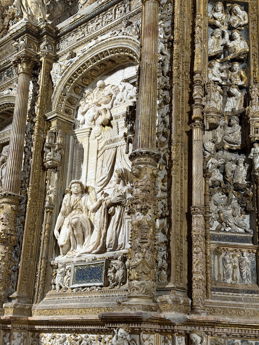Pablo_bodega's tweet photo. Si podéis, pasad por la catedral de #leonesp. La Pulchra recupera una de sus joyas escondidas. Así luce el trascoro tras quitar de encima siglos de polvo, barnices y repitandos. Una obra cumbre del renacimiento en la que intervienen Juni, Jordán o Juan de Badajoz. Del gris al oro https://t.co/TPx1oklk0r
