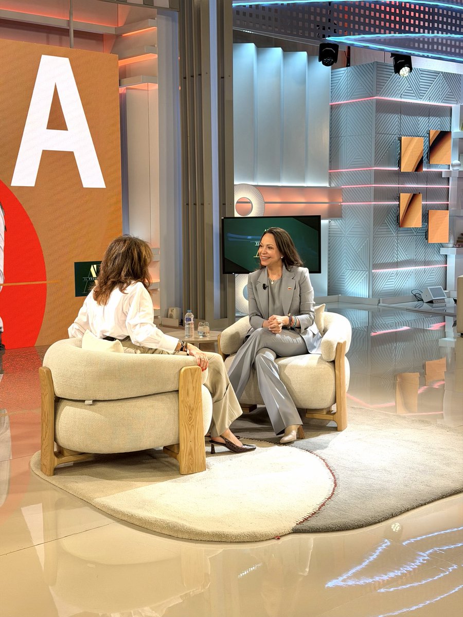programadear's tweet photo. María Corina Machado ya esta en el plató del Programa de Ana Rosa.

📌 Sigue la entrevista en directo aquí: https://t.co/KnGUYkZajY @MariaCorinaYA https://t.co/IMls7poxi7