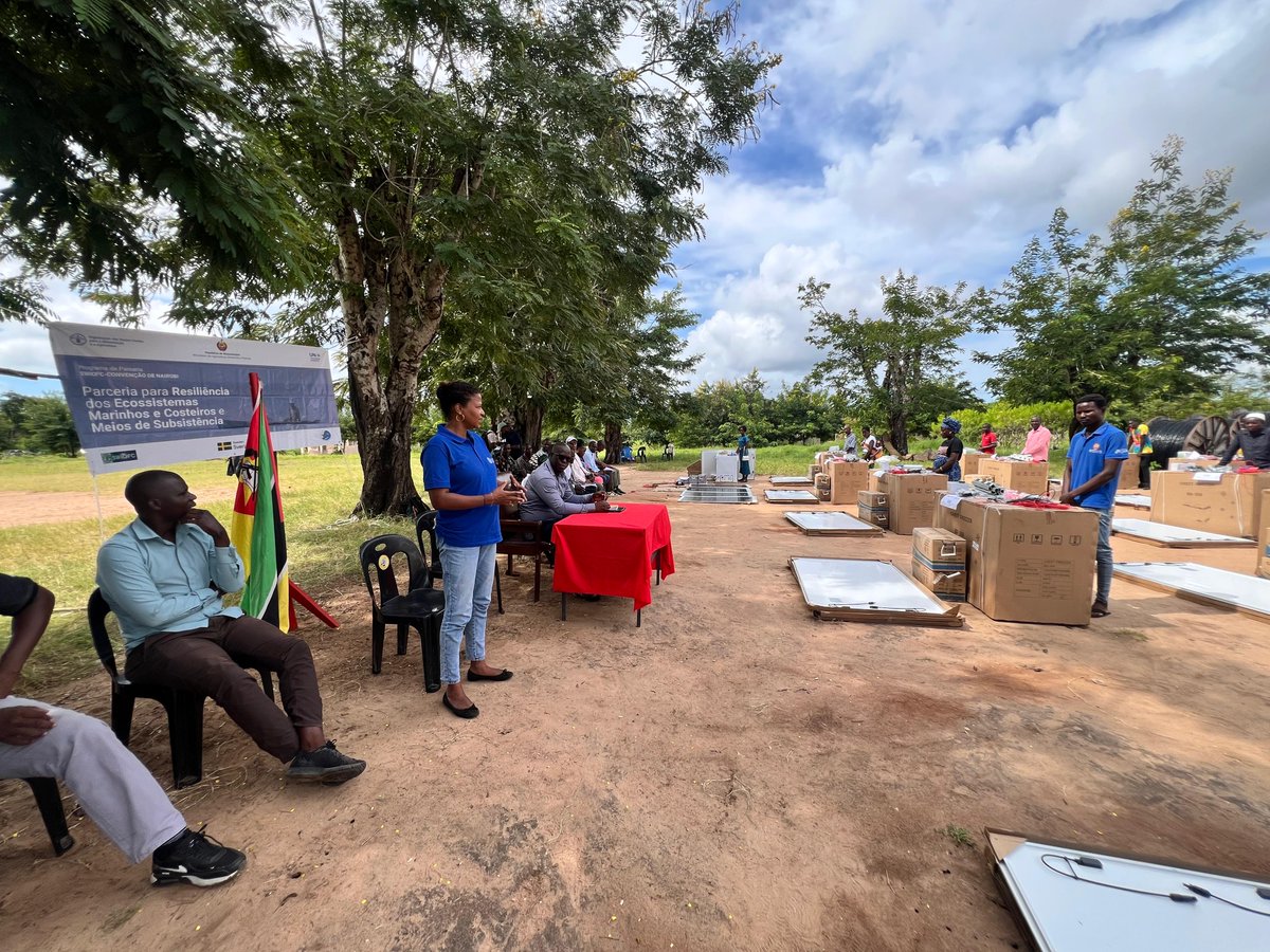 FAOMozambique's tweet photo. 🌊 Supporting fish traders in remote communities like Chiloane &amp; Divinhe, the SWIOFC-NC PP 2 is providing solar-powered freezers to reduce post-harvest losses and improve fish quality—no grid electricity needed. ☀️🐟 

#SustainableFisheries #FoodSecurity https://t.co/fdiFFkGbOf
