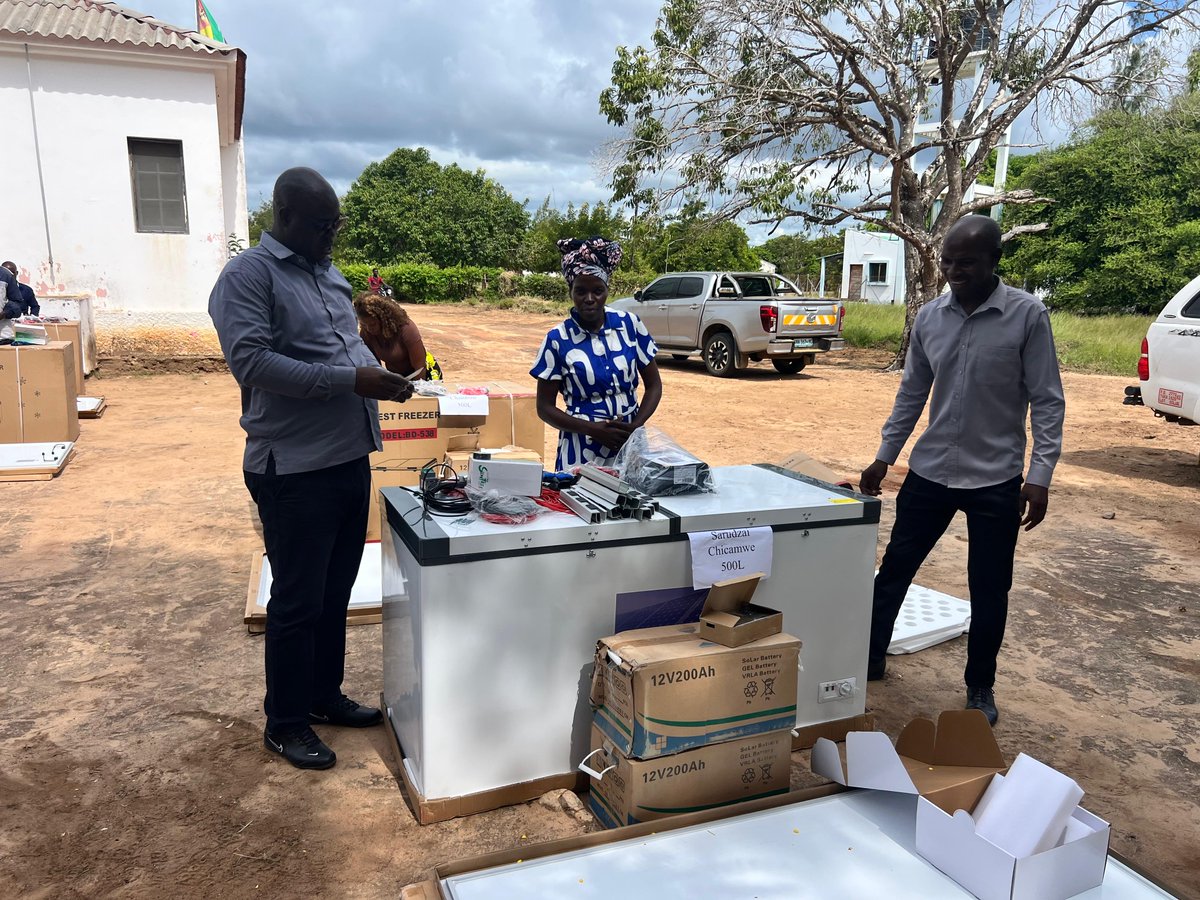 FAOMozambique's tweet photo. 🌊 Supporting fish traders in remote communities like Chiloane &amp; Divinhe, the SWIOFC-NC PP 2 is providing solar-powered freezers to reduce post-harvest losses and improve fish quality—no grid electricity needed. ☀️🐟 

#SustainableFisheries #FoodSecurity https://t.co/fdiFFkGbOf