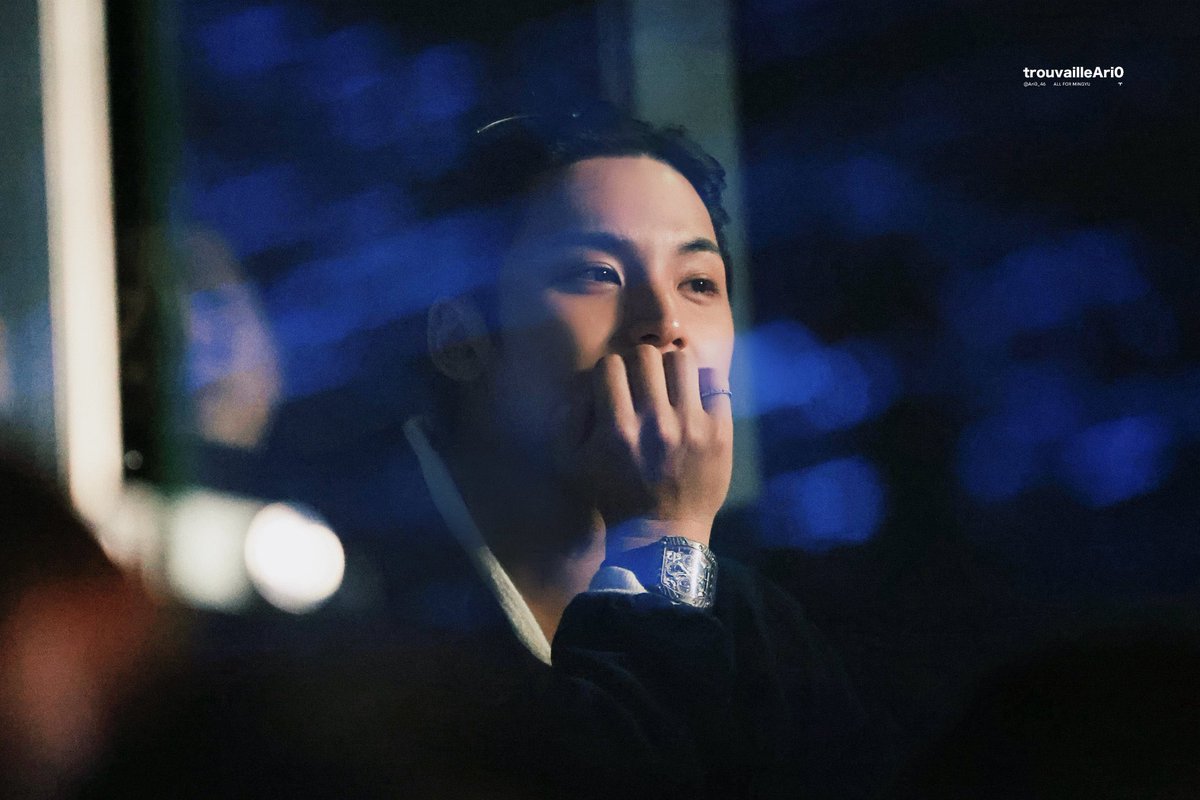 mukha siyang leading man sa isang 90s movie