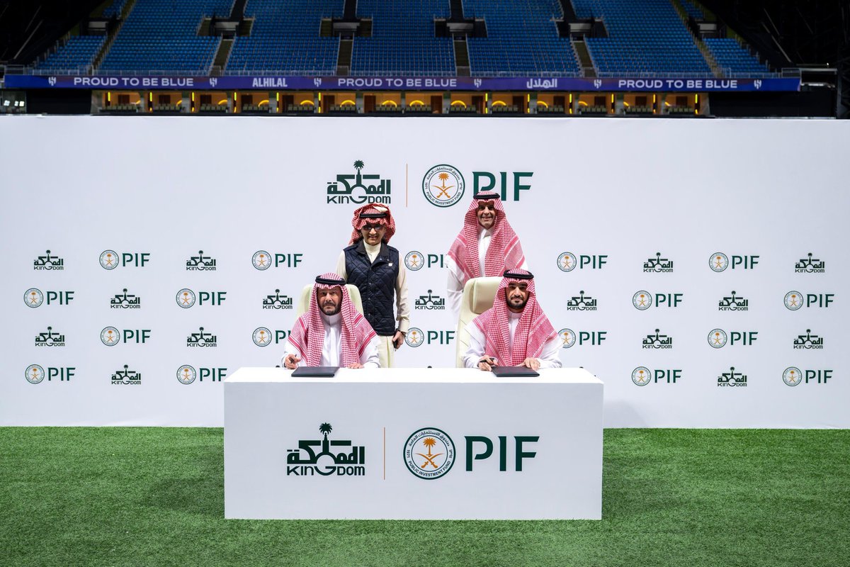 بعد استحواذ شركة المملكة على نادي الهلال، وفي ظل الهواجس التي يحاول البعض تسريبها للأجواء الهلالية، وبعيدًا عن أي تحليلات تُطرح؛ عميقة كانت أو سطحية، جادة أو سخيفة. ما أنا واثق منه، وتحت أي ظرف أن الهلال بات اليوم أفضل حالاً، فهو في يدٍ أمينة طالما أنها يد الوليد بن طلال.