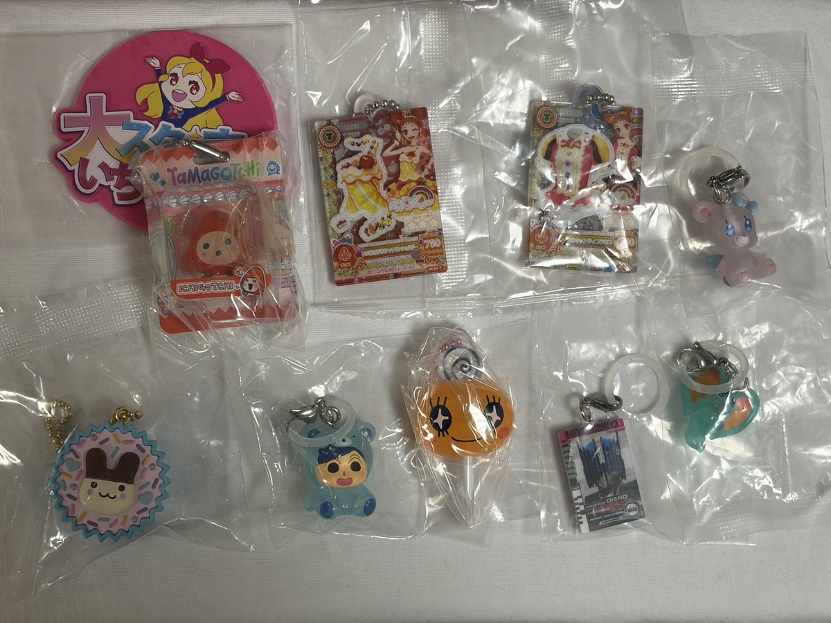 2Idq21's tweet photo. ガチャガチャ たまごっち クレヨンしんちゃん プリキュア アイカツ

譲→1、2枚

求→買取(PayPay)＞交換
         🟥→初期傷あり 200円/個
         🟦→袋なし 250円/個
          2枚目→300円/個

全て上記＋送料となります
お気軽にお声がけください！ https://t.co/nyv84Hpeew