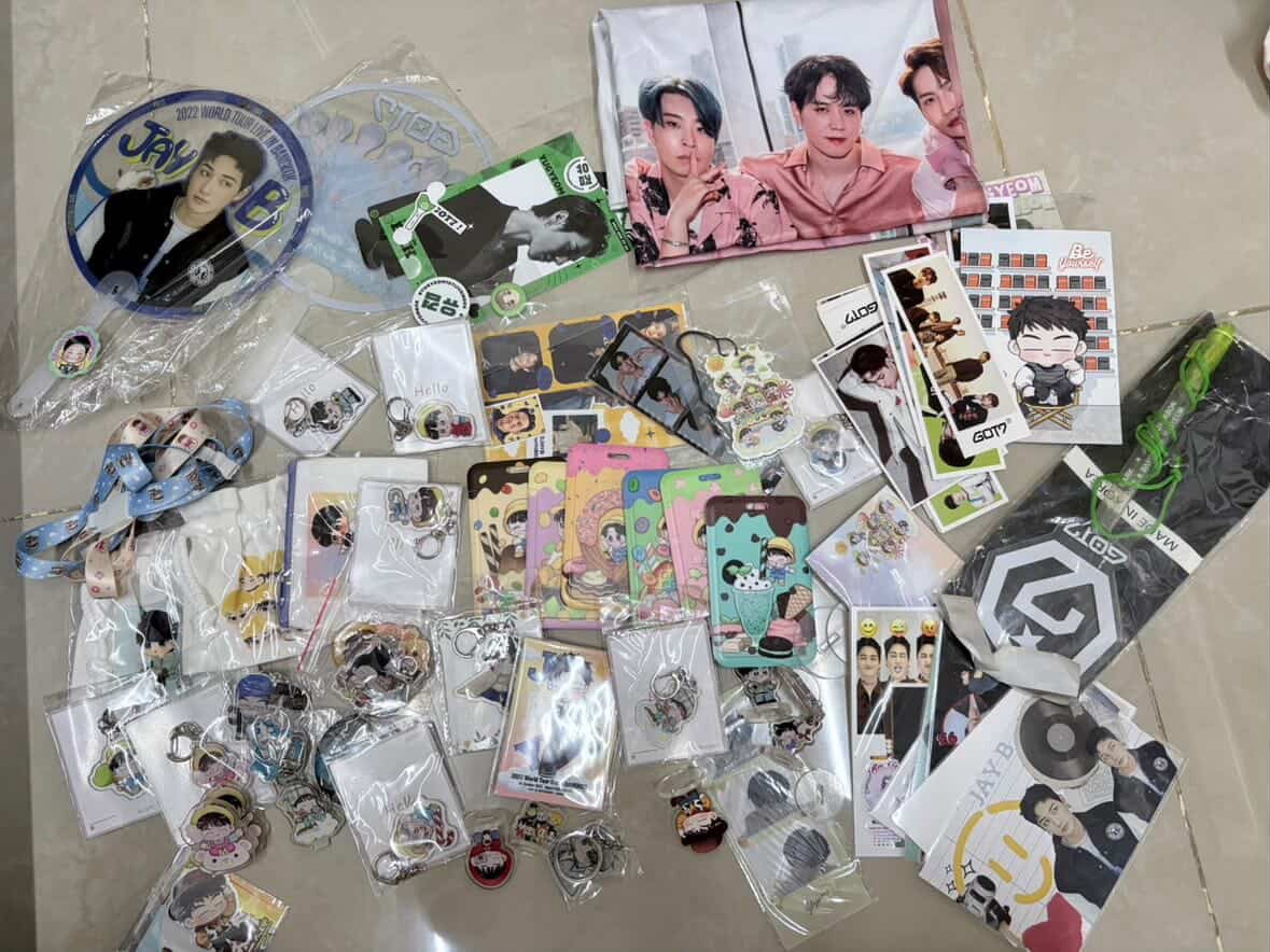 มีใครอยากรับน้องๆไปดูแลต่อไหมคะ 
ขอคนไม่ซีเรียสนะคะ ไม่ได้เก็บแล้วเผื่อมีคนอยากเก็บ เป็นของกอว ที่ได้แถมมาจากตอนซื้อบั้มกับตอนไปคอนค่ะ 
ถ้ามีใครต้องการทักมาได้เลยนะคะ ฟรีค่ะ 
สะดวกมารับเองได้ที่เซ็นทรัลแจ้งวัฒนะได้เลย ให้ทั้งหมดนี้เลยค่ะ