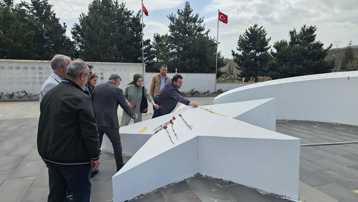 bingoltes's tweet photo. Türk Eğitim Sen Bingöl Şubesi olarak Eğitim şehitlerimizi anmak için Bingöl Şehitliğini ziyaret ettik. Şehitlerimizin ruhu şad olsun. Ardından cuma namazına müteakip Eğitim Şehitlerimiz için gıyabi cenaze namazı kıldık https://t.co/3VA6EVaGDZ