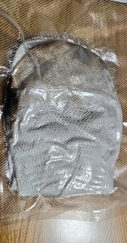 mi_isk39's tweet photo. 食品用に買った真空パック…なんですけどね…(売��物ではありません)
足は汚いポップコーン系の臭いでした
今日一日中履いたので、あとはGWまで汗染み込んだまま寝かせます(密閉は誰でも臭くなるからずるい…？だったらすみません…)

今日は30000歩近く歩いたあと、＋1時間くらい裸足で履きました。
裸足用の靴も買わないとですね…