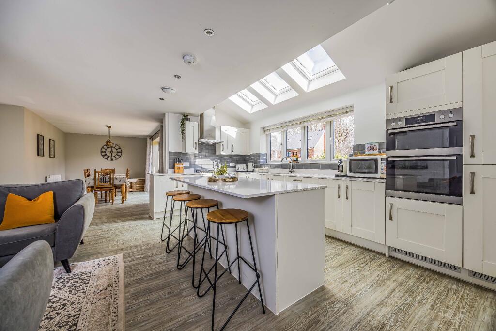PearsonsEA's tweet image. A five bedroom detached #house in #Bursledon, #Southampton, constructed in 2019, to the highest of standards by Bellway Homes. 

Info- pearsons.com/properties/bur…

Call Pearsons Estate Agents West End office 023 8047 7377
