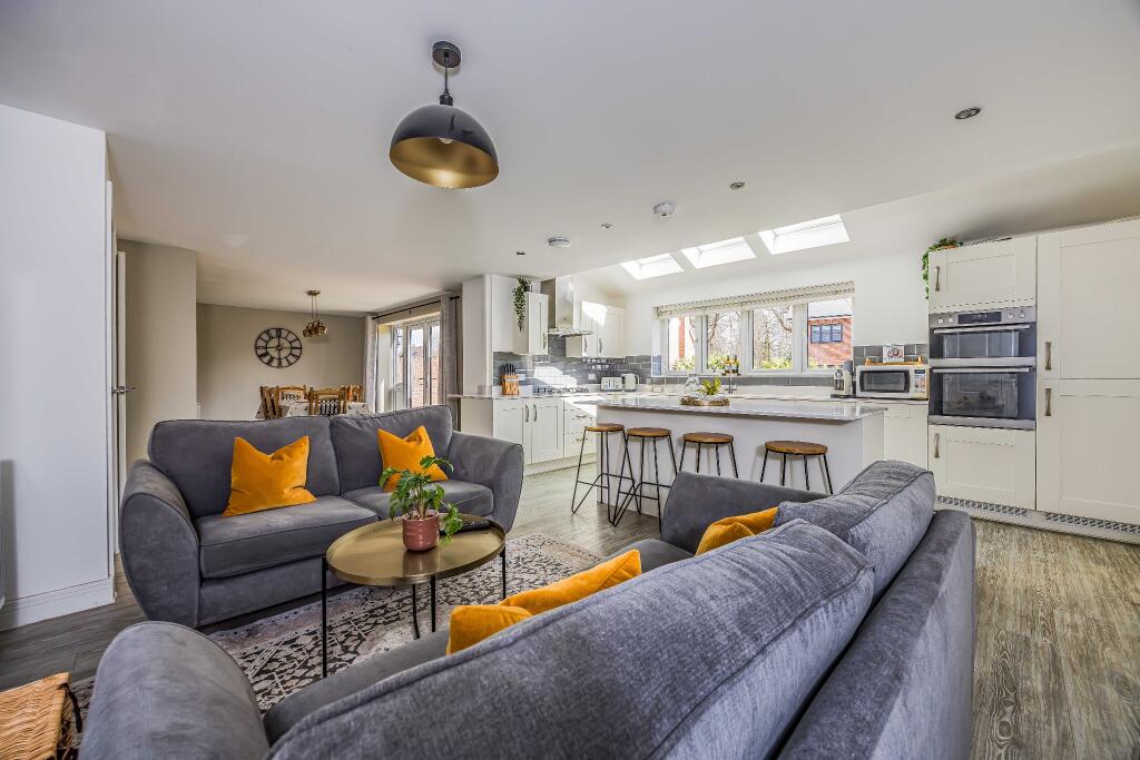 PearsonsEA's tweet image. A five bedroom detached #house in #Bursledon, #Southampton, constructed in 2019, to the highest of standards by Bellway Homes. 

Info- pearsons.com/properties/bur…

Call Pearsons Estate Agents West End office 023 8047 7377
