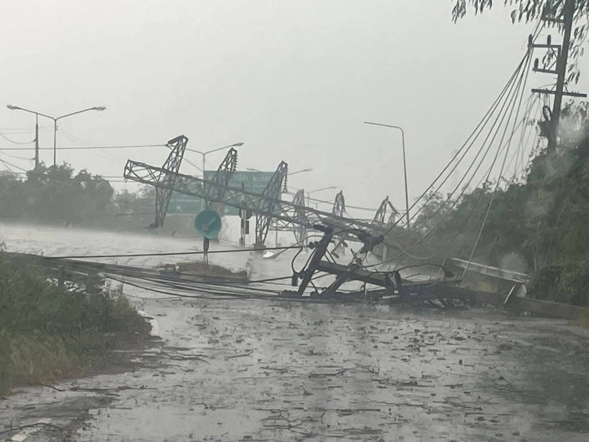 17 เม.ย.69 เสาไฟล้มหลายต้น บริเวณแยกโคกหอม ถึง ทางลงสวนน้อมเกล้ากบินทร์บุรี อ.กบินทร์บุรี จ.ปราจีนบุรี 

18.15 น. จนท.อยู่ระหว่างดำเนินการ 

(Cr.มูลนิธิสัจจพุทธธรรมแห่งประเทศไทย อ.กบินทร์บุรี)