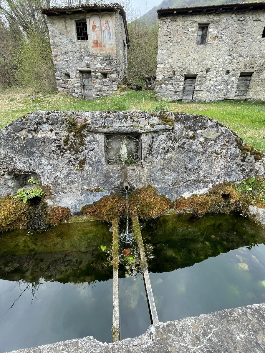 _massimomauri's tweet photo. Tempi passati.
I racconti dei nonni.
E allora mi sembra di sentire il vociare dei bambini che giocano con l’acqua.        Qui, alla fontana di Ontragno, lungo la vecchia mulattiera.
Allora come oggi.
#EsinoLario #LagodiComo❤️ https://t.co/jF1mUq9W6h