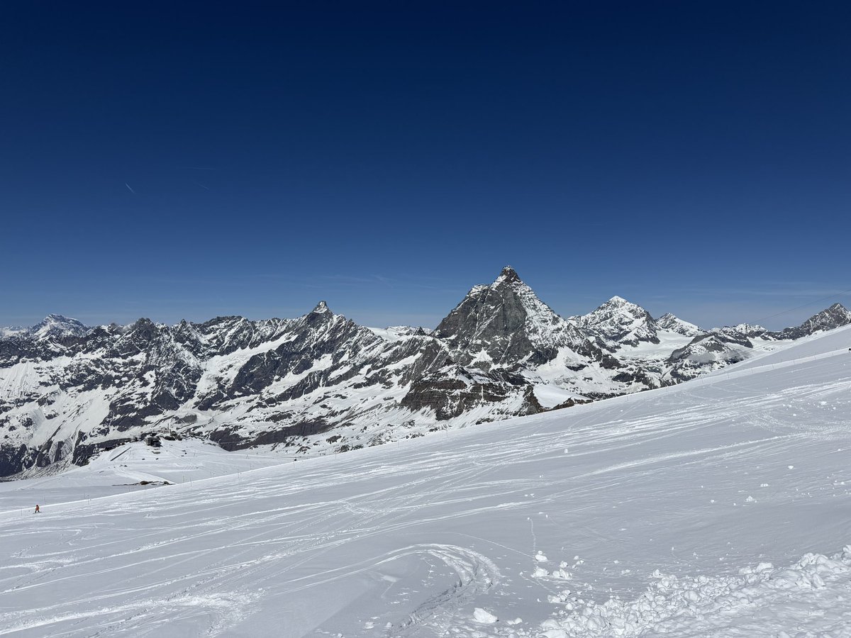 Afgelopen 2 dagen waren we in #Zermatt en #SaasFee om sneeuwdiktes op en naast de pistes te meten voor een nieuw project: begrijpen hoe het zomerskigebied de massa balans van de #gietsjers beïnvloed. Fijne samenwerking met de skigebieden!