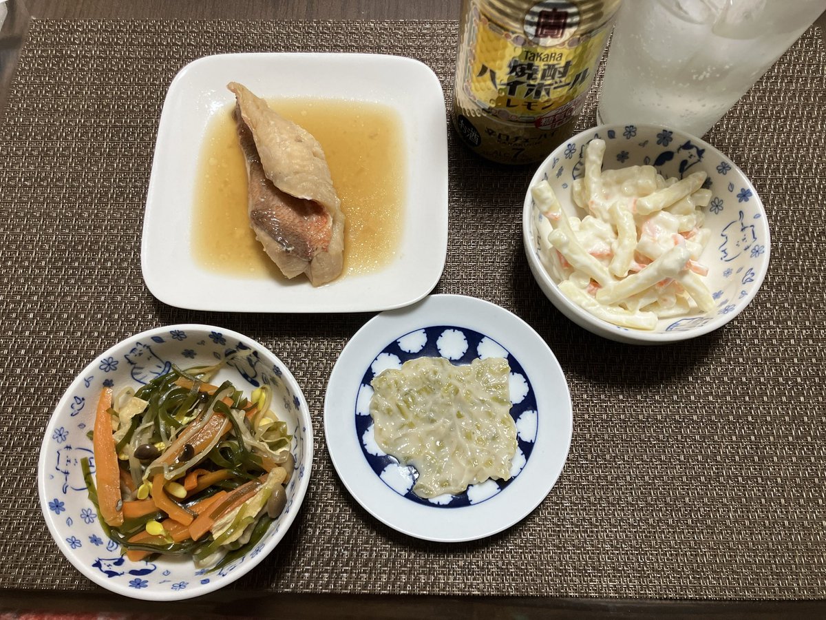 お疲れ様で〜す😀

花粉症悪化？　風邪？　鼻水が止まらない😭

体調不良で定時上がり…
熱は無いけど、目と鼻の周りが、もわ〜っと熱い

でも、飲むの！😅

気付け薬ですから（笑）

今宵は、病は気からでカンパーイ😀👍🍻✨

#晩酌
#宅飲み
#カンパーイ