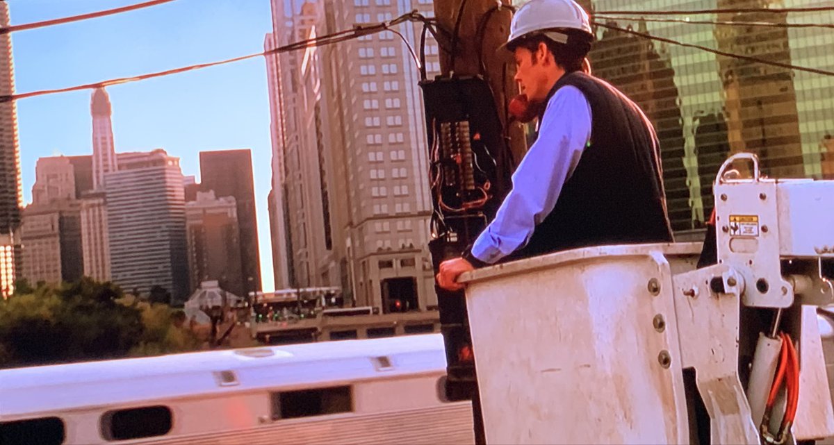 JanuaryMovie's tweet image. lineman ⚡️ #Bales2026FilmChallenge Kevin Bacon in Stir of Echoes. The scene opens with a tight shot on Bacon but the camera pulls back to reveal one of my fave buildings: 333 Wacker Drive @WiseguySix #Chicago