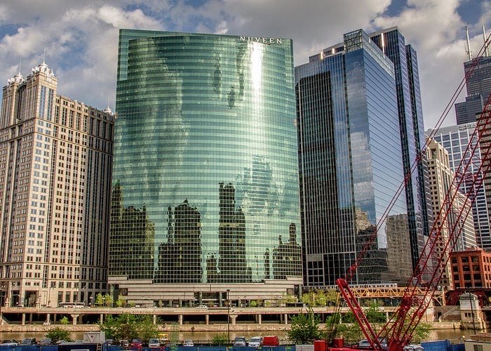 JanuaryMovie's tweet image. lineman ⚡️ #Bales2026FilmChallenge Kevin Bacon in Stir of Echoes. The scene opens with a tight shot on Bacon but the camera pulls back to reveal one of my fave buildings: 333 Wacker Drive @WiseguySix #Chicago