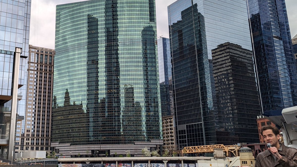 JanuaryMovie's tweet image. lineman ⚡️ #Bales2026FilmChallenge Kevin Bacon in Stir of Echoes. The scene opens with a tight shot on Bacon but the camera pulls back to reveal one of my fave buildings: 333 Wacker Drive @WiseguySix #Chicago