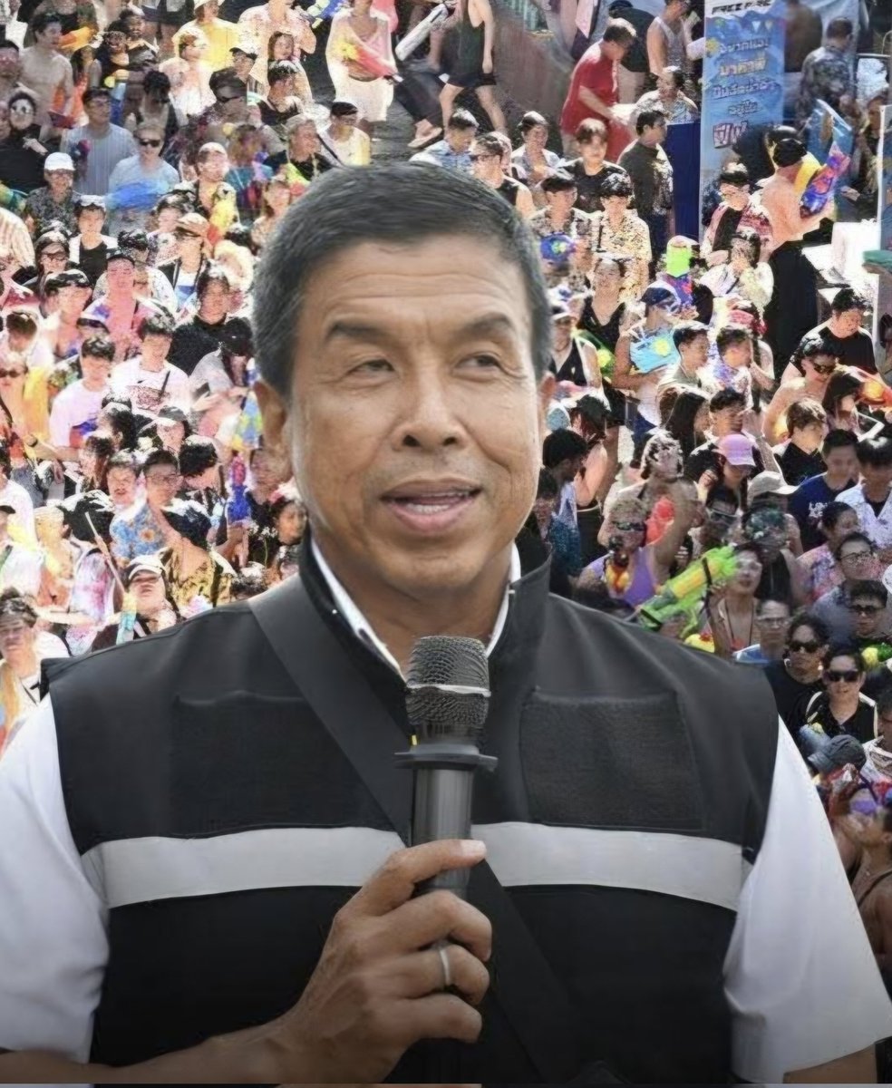 KhaosodEnglish's tweet image. Bangkok Governor Chadchart Sittipunt says the city is drafting a roadmap to elevate Songkran to a world-class event — with infrastructure upgrades to match its growing scale. Nearly 700,000 people joined celebrations in Silom.
facebook.com/share/p/1DEmLX… 
#Thailand #Bangkok #Songkran