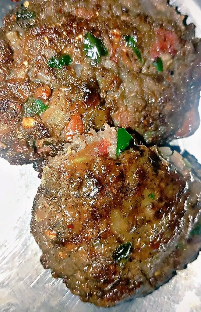 aMuslima_'s tweet image. بارش شروع ہوتے ہی دل نے کہا… چپلی کباب ہو جائیں ☔😋🔥
خوبصورت موسم اور گرم گرم چپلی کباب
بس زندگی میں اور کیا چاہیے… ❤️
#RainMood #ChapliKabab #WeatherVibes