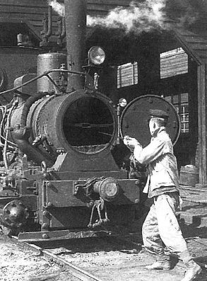 いよ子です。
蒸気機関車時代の坊っちゃん列車は
「洗缶」という作業を行っていました。
ボイラーの水を抜き湯垢を落とし水洗いをします。

湯垢をつきにくくするために、再度水を入れる際はさつま芋の切り干しを入れていたんだとか✨
点火をして温度が上がり始めるとお芋の煮えた香りがしたそうです🍠
