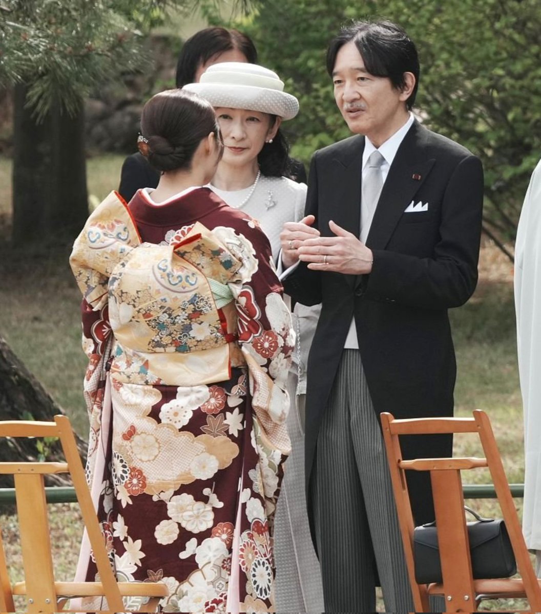 対照的な東宮両殿下。御息所様はホントにお綺麗ですね～。