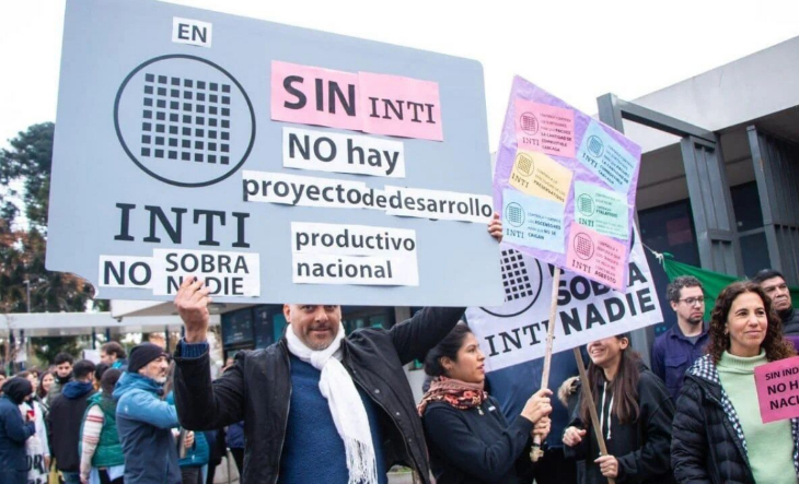 provincia1270's tweet image. #AHORA | 📲#Móvil de Diego Ruiz Díaz desde el Instituto Nacional de Tecnología Industrial (INTI).

➡️ Trabajadores de la entidad reclaman por despidos y vaciamiento.

📻#Napalm 
💻provinciaradio.com.ar