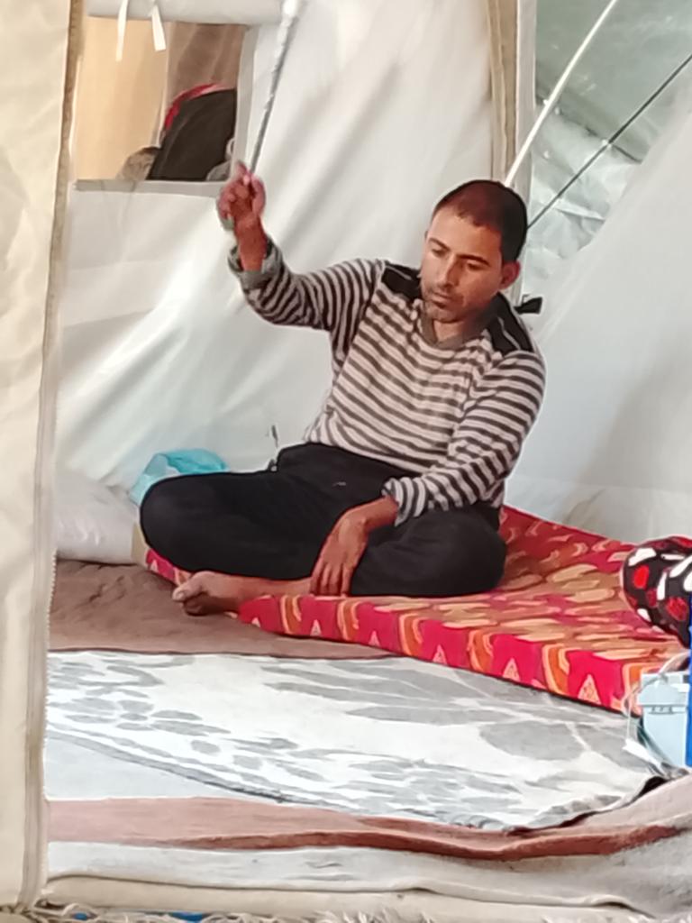 BaraAlasal55411's tweet image. In the tents… the suffering isn't just from the heat or the cold.

Flies are everywhere—on the food, on the sleeping areas, even on the children's faces.

There's no adequate hygiene, no protection.

Our days have become a war against merciless insects… #Gaza #Tents #Suffering