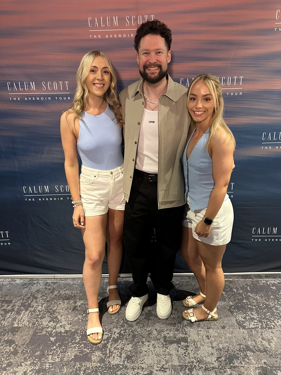 JessBellmon's tweet photo. When you’ve got a meet &amp; greet with king julian at 12 and one with calum scott at 6 https://t.co/0cUGFqYXht