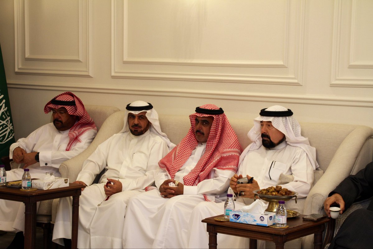 في ليلةٍ من ليالي #الجوف المضيئة بالمعرفة، احتفت #ربوعية_الفاضل بمعالي أ.د. خليل البراهيم، في أمسيةٍ أبحرت بنا عبر “التاريخ والآثار” برؤيةٍ عميقة.
حضورٌ مميّز، وطرحٌ رصين، وحفاوةٌ تليق بمكانة العلم وتاريخ المنطقة العريق.
شكرًا لضيفنا القدير، ولكل من أثرى المجلس بحضوره.
#ثقافة