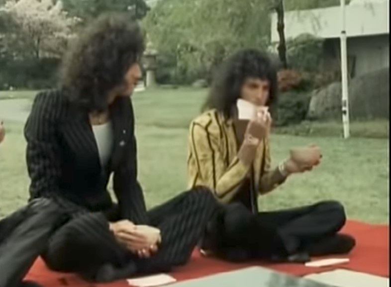 お茶会のシーンのこのフレディ､ずっと口元を紙ナプキン?で拭いてフレディって育ちが良くてお上品だなと思ってたら抹茶吐き出してたのか