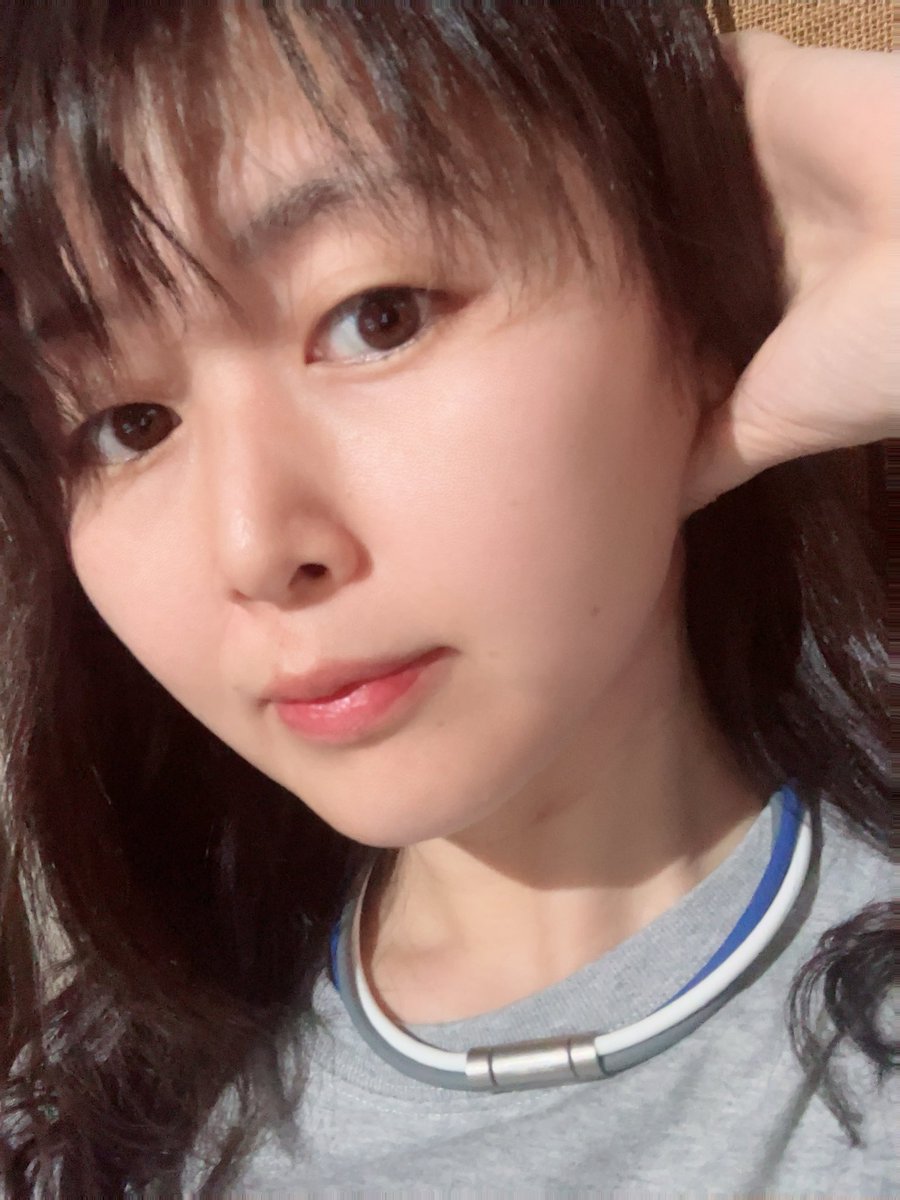chisa_secret03's tweet photo. #SEV ！しかも3連！
 #TsGroup 社長自ら届けてくださった！！

https://t.co/lDm3POrS8n

6位のお祝いでいただいた𓁟✨

青とグレーと白だよ！
グレーはずっとある訳じゃないらしい！

肩こりとおさらば出来るといいな！

写真はこれが限界←
髪退けてる写真(ぇ)
誰か加工してくれ https://t.co/9rYLA9e2Bd