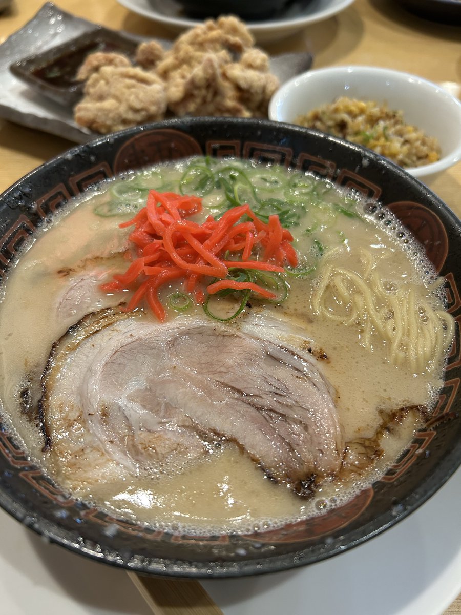 yokochin153604's tweet image. Good evening friends.

I’m in a ramen restaurant with my husband.

We love tonkotsu ramen!!

Okay, I’ll eat it right now!!

Itadakimasu 🙏

Today’s dinner
“Tonkotsu ramen”
“Chicken karaage”
“Chāhan”

#japanesefood 
#Japan