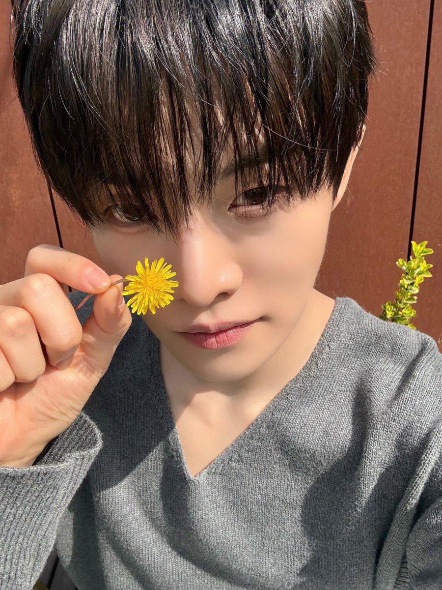 꽃 구경~~

#전민욱 #JEONMINWOOK 
#CLOSEYOUREYES #클로즈유어아이즈 
#CYE #클유아