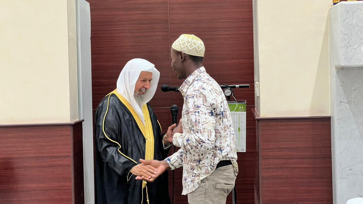 ahsaic's tweet photo. رِحلةُ عمل.. انتهت بـ "نُورِ الهداية" 🇰🇪✨

جاء للمملكة بحثاً عن الرزق ، فلم يعلم أن الله سيسوق له أعظم الأرزاق (الإسلام)

بفضل الله ، أعلن أخونا "عبدالله" (من جمهورية كينيا) إسلامه اليوم بعد صلاة الجمعة

نسأل الله له الثبات ، وأن يبارك في إسلامه🤲 . 

#الأحساء 
#جمعية_الدعوة_بالأحساء 
#إشهار_أسلام
 #قصص_هداية
 #يوم_الجمعة 
#ساعه_استجابة