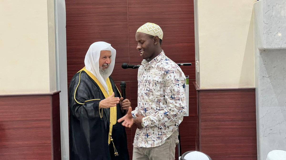 ahsaic's tweet photo. رِحلةُ عمل.. انتهت بـ "نُورِ الهداية" 🇰🇪✨

جاء للمملكة بحثاً عن الرزق ، فلم يعلم أن الله سيسوق له أعظم الأرزاق (الإسلام)

بفضل الله ، أعلن أخونا "عبدالله" (من جمهورية كينيا) إسلامه اليوم بعد صلاة الجمعة

نسأل الله له الثبات ، وأن يبارك في إسلامه🤲 . 

#الأحساء 
#جمعية_الدعوة_بالأحساء 
#إشهار_أسلام
 #قصص_هداية
 #يوم_الجمعة 
#ساعه_استجابة