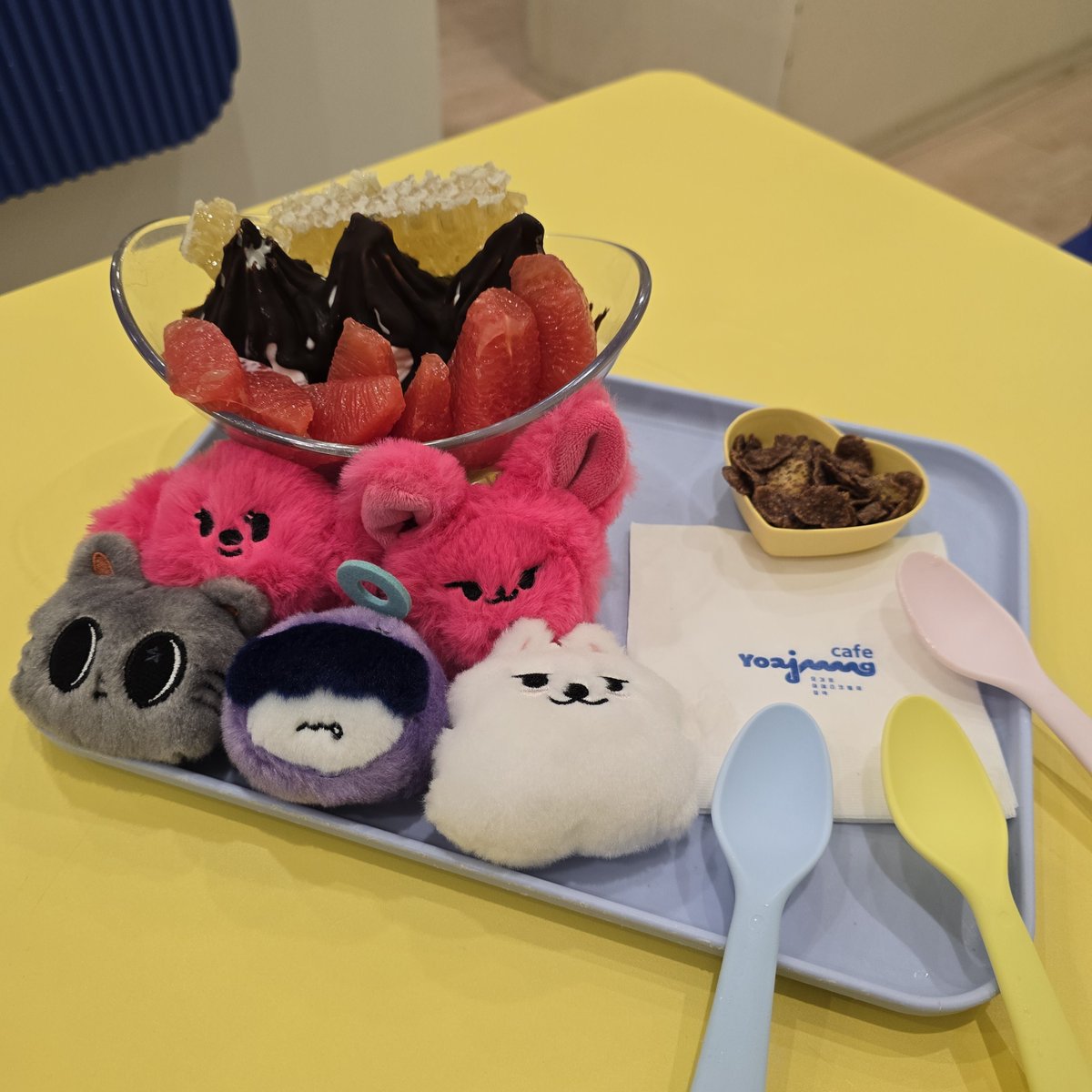 in celebration of txt becoming yoajung's ambassador, so we went to try out yeonjun's viral order ^___^