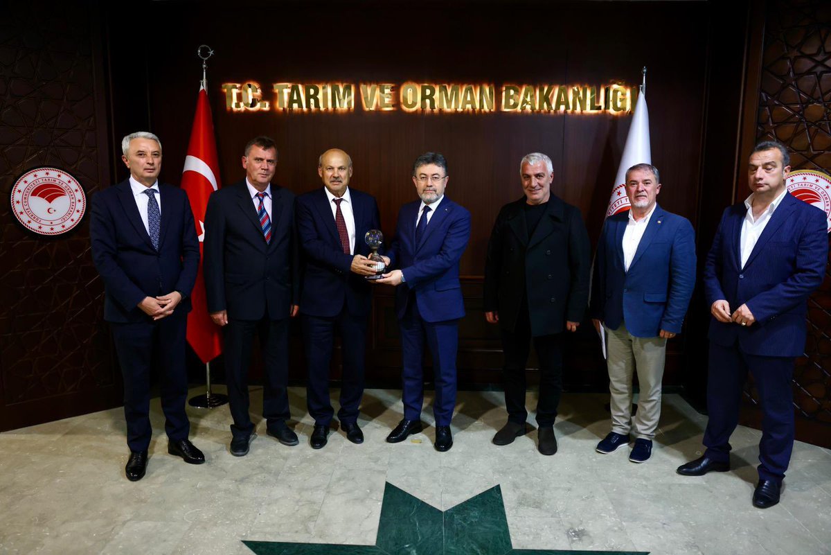 surkoop's tweet photo. SÜR-KOOP Yönetim Kurulundan Bakan Yumaklı’ya Ziyaret

Yönetim Kurulumuz, İbrahim Yumaklı’yı makamında ziyaret ederek su ürünleri ve balıkçılık sektörüne ilişkin önemli konuları görüştü.

Gerçekleşen toplantıda; sektörün sürdürülebilirliği, denetim mekanizmalarının güçlendirilmesi, balıkçıların karşılaştığı yapısal sorunlar ve çözüm önerileri Sayın Bakan’a arz edildi. Özellikle denetim kapasitesinin artırılması, su ürünleri mühendislerinin istihdamı, Marmara Denizi’ndeki koruma uygulamaları gibi başlıklar ön plana çıktı.

Ayrıca akaryakıt destekleri ile balıkçı barınaklarına ilişkin talepler de görüşmede ele alındı.

Sayın Bakanımız İbrahim Yumaklı’ya sektörümüze göstermiş olduğu ilgi ve yapıcı yaklaşımı için teşekkür eder, iş birliğinin devamını dileriz.
@ibrahimyumakli @turgayturkyilmz @bsgmtr @TCTarim